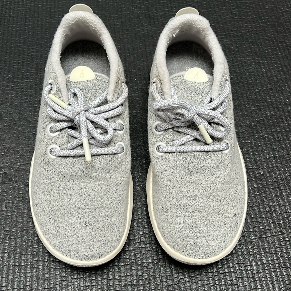 Great condition, light gray, size 9 women’s Allbirds